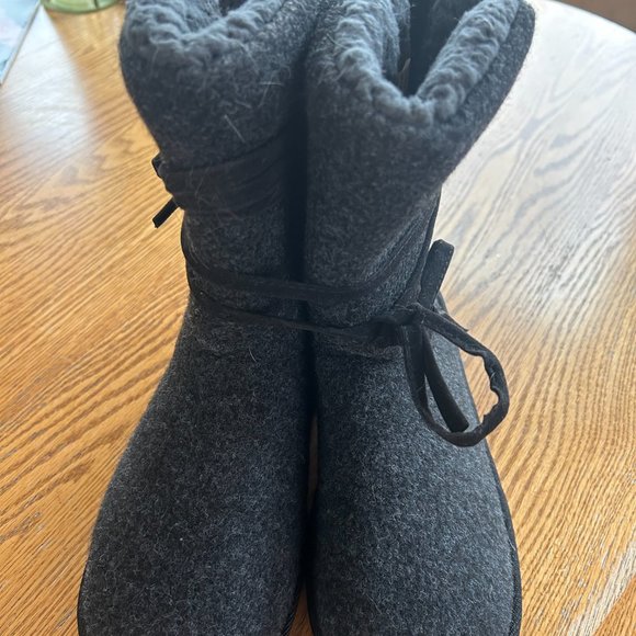 Essentials by Muk Luk Women's Boots brand new with tags - Picture 2 of 6